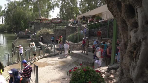 Turistas Orillas Del Río — Vídeos de Stock