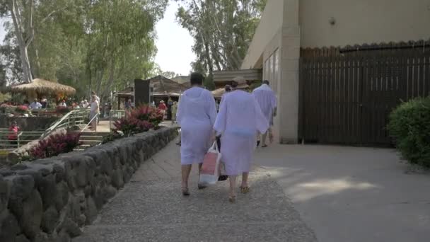Gente Vestida Blanco Caminando Por Río Jordán — Vídeos de Stock