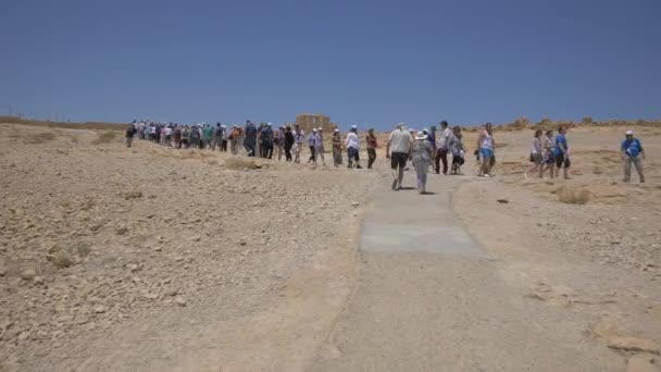 Skupina Turistů Navštěvujících Masadu — Stock video