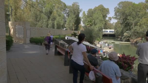 Άνθρωποι Χαλαρώνουν Στην Όχθη Του Ποταμού — Αρχείο Βίντεο