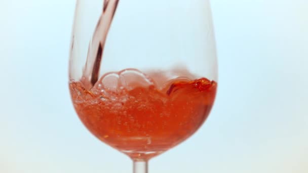 在玻璃杯中加满了罗斯酒 — 图库视频影像