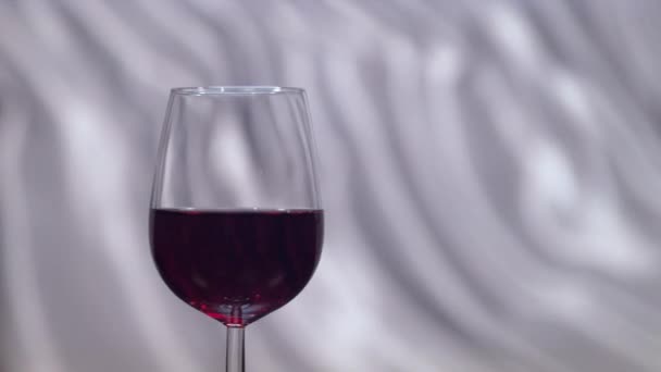 Červené Víno Sklenici Šedém Pozadí — Stock video