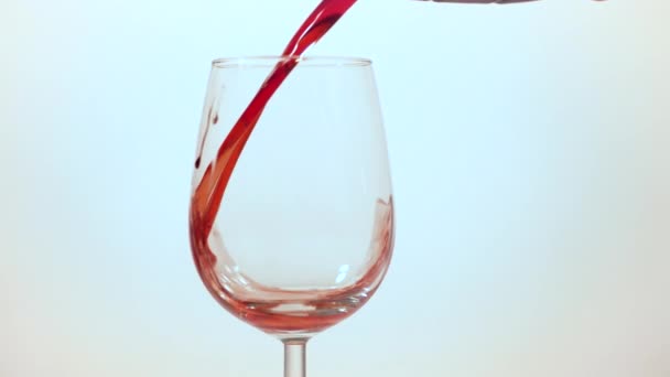 Wlewanie Czerwonego Wina Szklanki — Wideo stockowe
