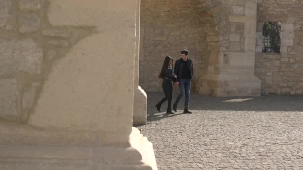 Taş Duvarlarda Yürüyen Çift — Stok video