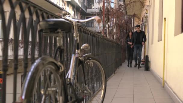 Paar Wandelingen Een Balkon — Stockvideo