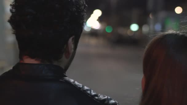Menutup Pandangan Pasangan Berjalan Malam Hari — Stok Video