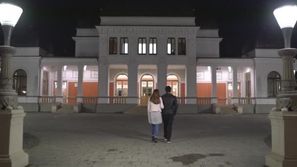 Bir Çift Binaya Doğru Yürüyor — Stok video