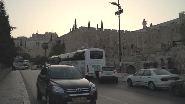 Mobil Dan Bus Jalan — Stok Video