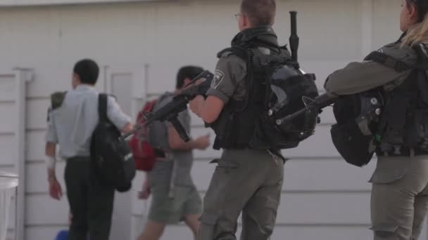 Στρατιώτες Περπατούν Όπλα Στα Χέρια Τους — Αρχείο Βίντεο