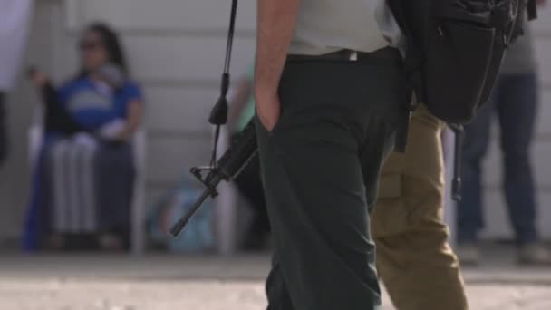 Hombre Caminando Con Arma Colgando Cuello — Vídeos de Stock