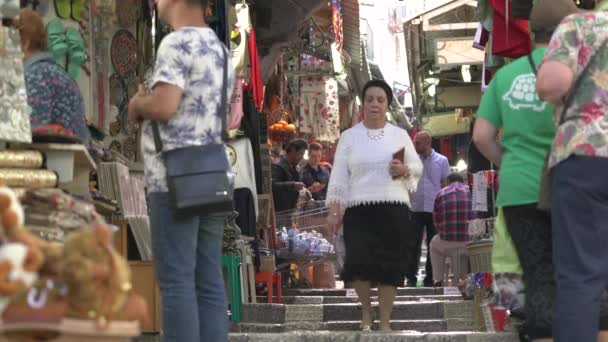 Turisté Procházející Kolem Stánků Suvenýry — Stock video