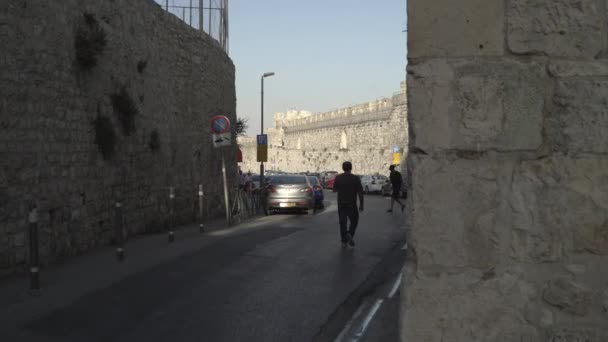 Taş Duvarlar Arabalar Sokağa Park Edilmiş — Stok video