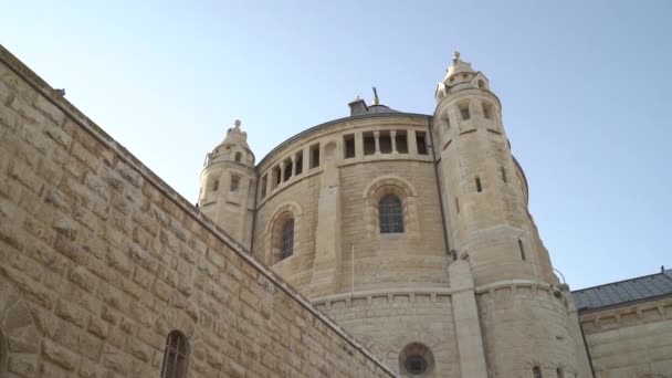 Baixo Ângulo Uma Torre Igreja Com Cúpula — Vídeo de Stock