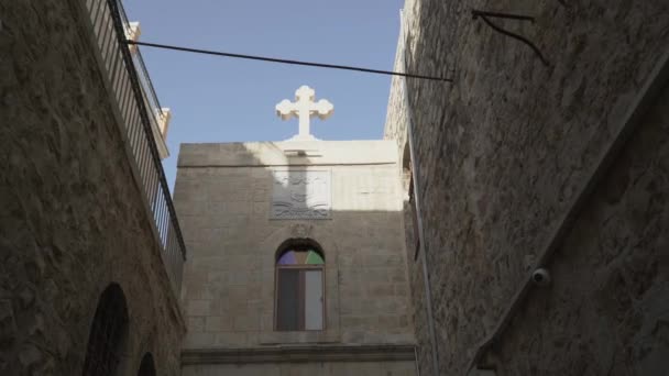 石楼顶上的十字架 — 图库视频影像