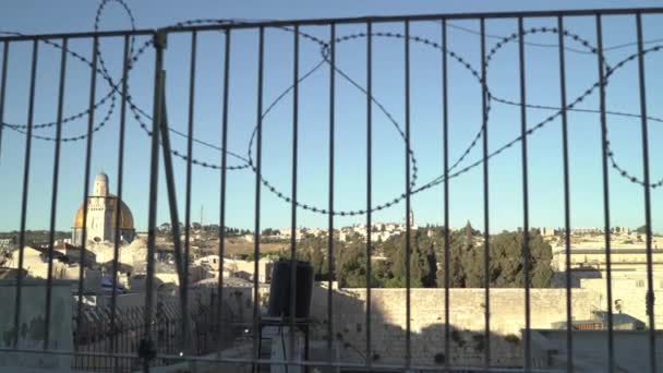 Pan Vänster Byggnader Jerusalem Genom Staket — Stockvideo