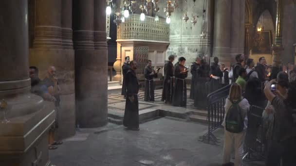 Cristianos Monjes Turistas Adorando — Vídeo de stock