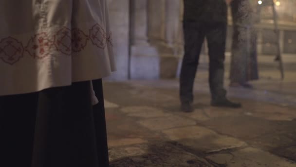 Priester Zwaait Met Een Wierookpan Van Dichtbij — Stockvideo