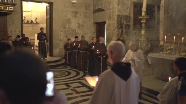 Sacerdote Acenando Incensário Serviço Igreja — Vídeo de Stock