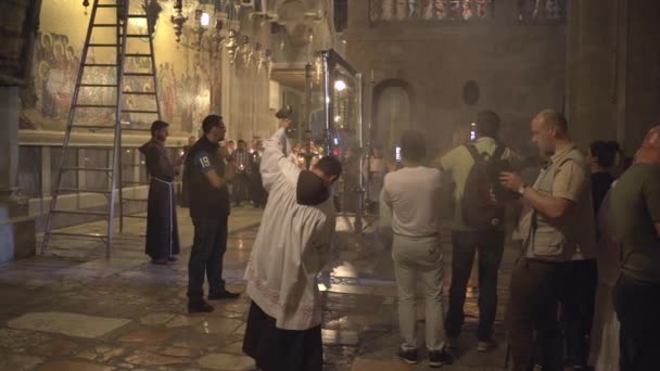 Touristes Prêtre Dans Hall Une Église — Video