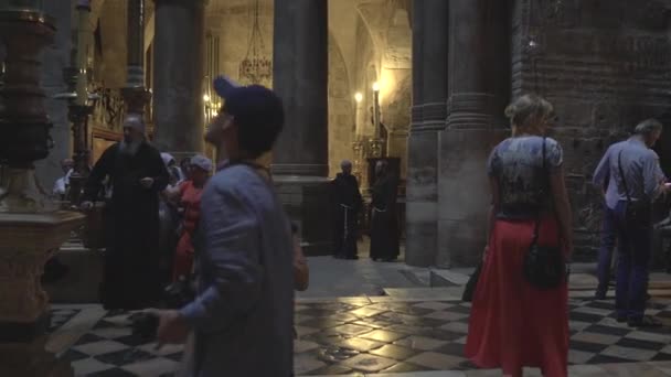 Touristes Prêtres Dans Hall Une Église — Video