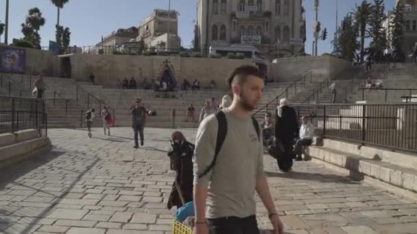 예루살렘 광장에 관광객들 — 비디오