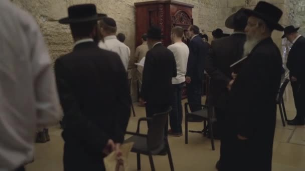 犹太人在走廊里祈祷和摇摆 — 图库视频影像