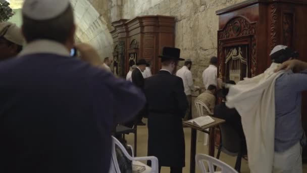 Joodse Mannen Bidden Zwaaien Aan Klaagmuur — Stockvideo