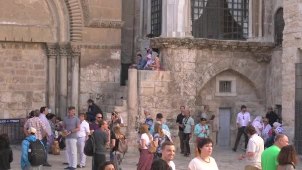 Turister Besöker Kyrkan Den Heliga Sepulchre — Stockvideo