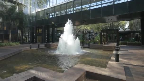 ガラスの建物の近くの泉 — ストック動画