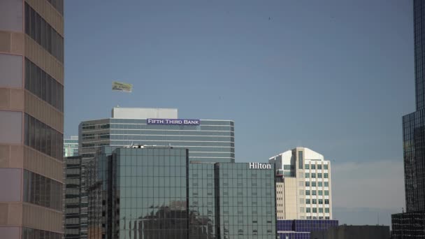 Topo Das Torres Hilton Fifth Third Bank — Vídeo de Stock