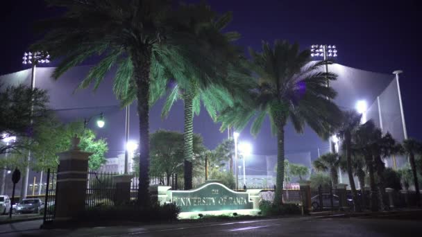 Die Universität Von Tampa Unterschreibt Der Nacht — Stockvideo
