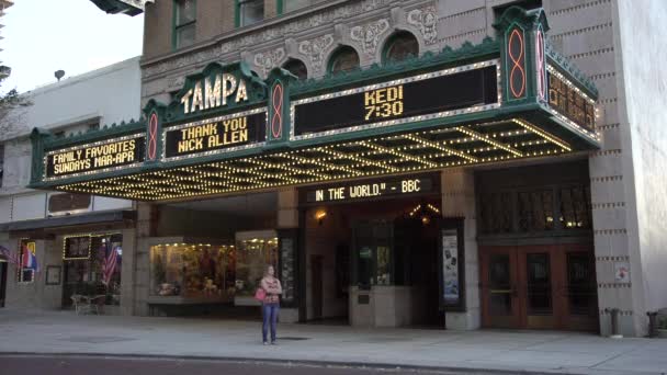 Ingang Van Het Tampa Theater — Stockvideo