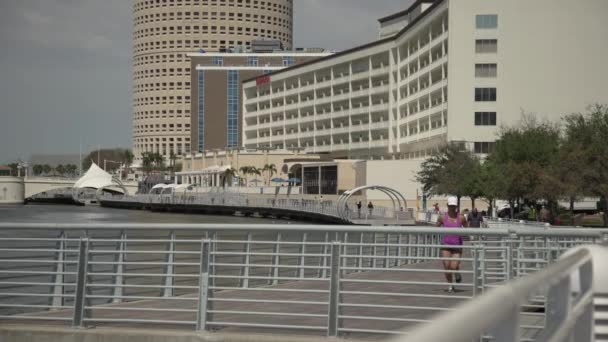 建筑物和坦帕河畔人行道 — 图库视频影像