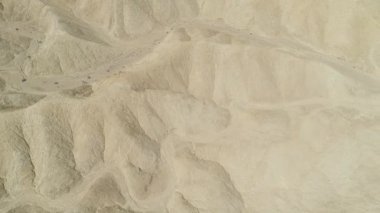 Ölüm Vadisi 'ndeki kum tepelerinin havadan görünüşü