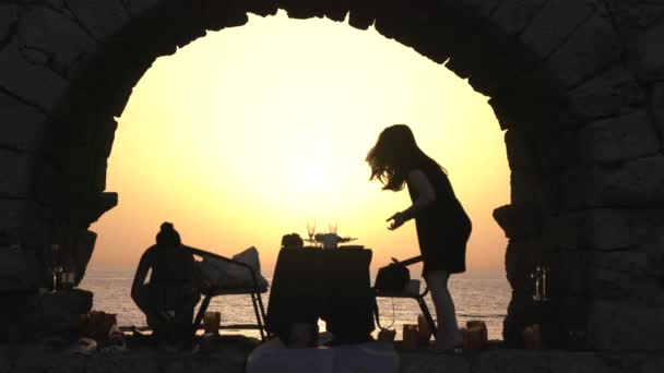 Preparación Una Cena Romántica Atardecer — Vídeos de Stock