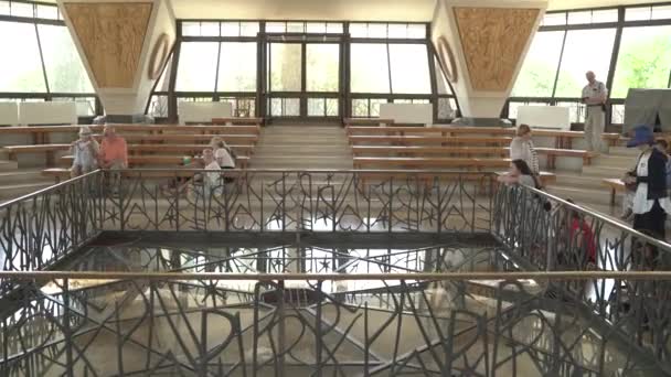 가버나움에 베드로의 기념관에 예배당 안에서 — 비디오