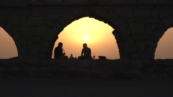 Hombres Siluetas Atardecer — Vídeos de Stock