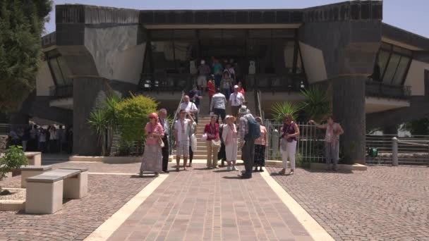 Turistas Fuera Del Memorial Pedro Cafarnaúm — Vídeo de stock