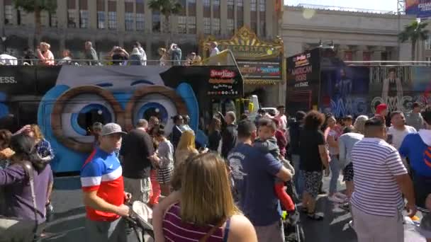 Crowded Hollywood Boulevard — Stock video