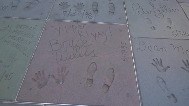 好莱坞人行道上的名字和指纹 — 图库视频影像