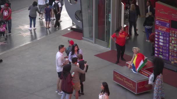 Tourists Madame Tussauds Hollywood — Stock Video