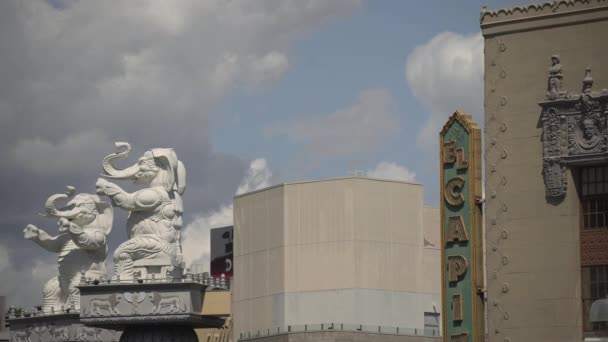 Статуи Слонов Возле Театра Kodak — стоковое видео