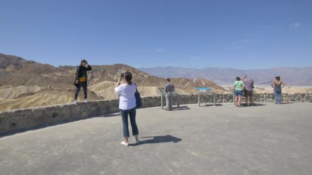 Turistas Visitando Valle Muerte — Vídeo de stock