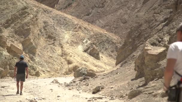 Turistas Visitando Valle Muerte — Vídeo de stock