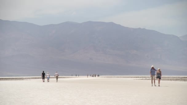 Mensen Die Death Valley Bezoeken — Stockvideo