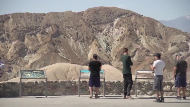 Touristen Beim Fotografieren Death Valley — Stockvideo