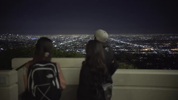 Tre Personer Vid Griffith Observatory — Stockvideo