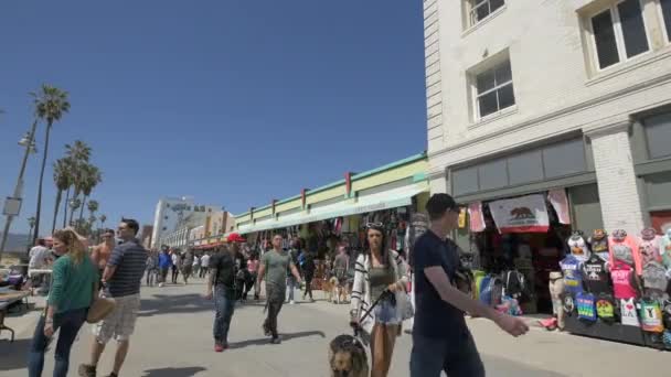 Okyanus Önü Yürüyüşü Boyunca Dükkanların Yanından Geçiyor — Stok video