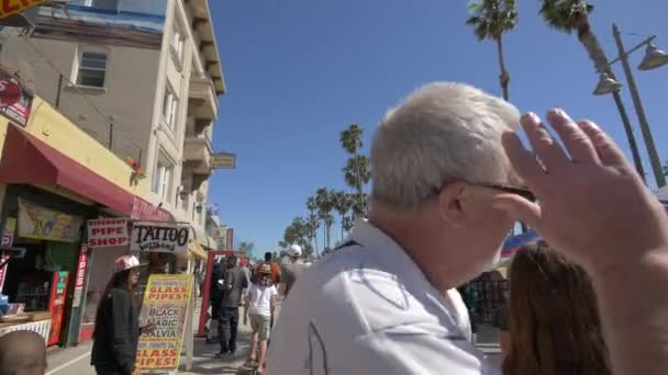 Viele Menschen Gehen Auf Ocean Front Walk — Stockvideo