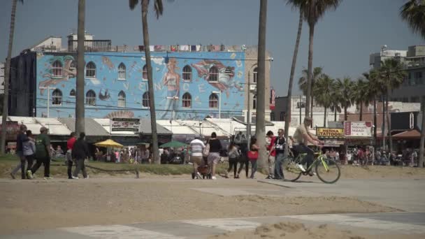 Paseando Por Edificio Pintado — Vídeo de stock